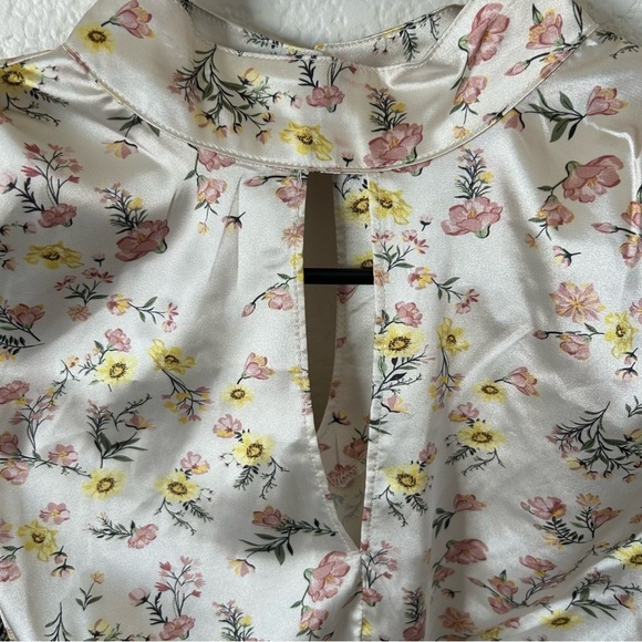 Guess Floral Satin Cropped Blouse with Long Sleeves, V Cutout Neck, Buttons - Picture 4 of 12